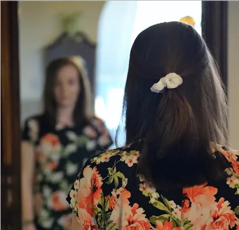 En kvinne som ser inn i speilet